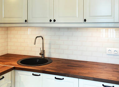 Скинали под белый кирпич - установка стеклянного фартука в Киеве 1