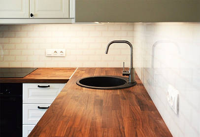 Скинали под белый кирпич - установка стеклянного фартука в Киеве 2