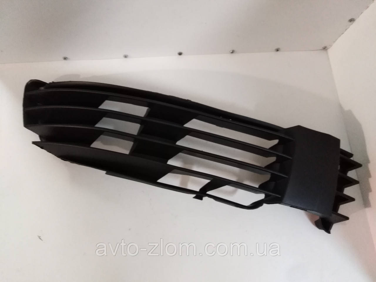 Решітка бампера права Volkswagen Passat B5, Пасат Б5. 2000 - 2005.