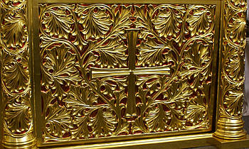 Позолота сусальним золотом різьблених панно і колон іконостасу.