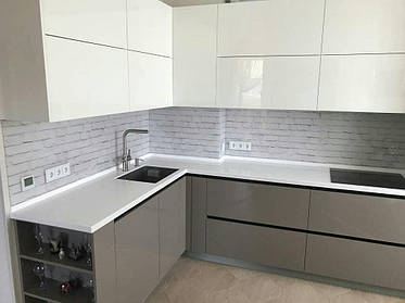 Стеклянный фартук под белый кирпич - установка скинали на кухне в Каменском Днепропетровская область 1