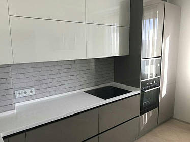 Стеклянный фартук под белый кирпич - установка скинали на кухне в Каменском Днепропетровская область 4