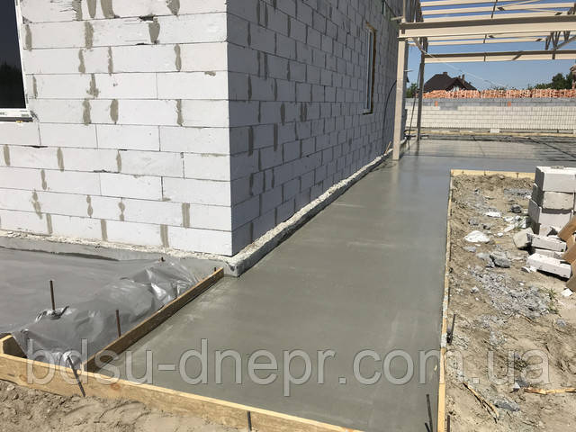 Заливка бетоном двору, доріжок та вимощення в приватному заміському будинку Заливка бетону у дворі