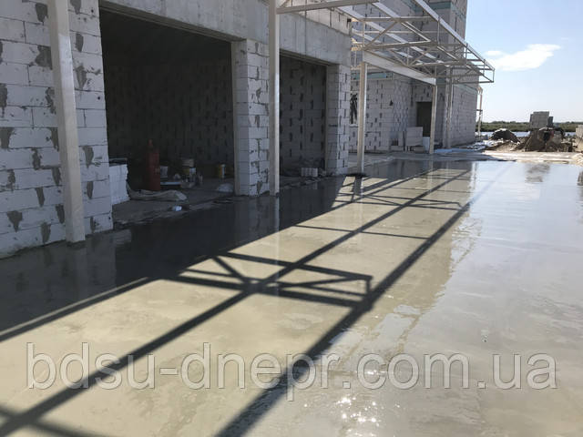 Майданчик у дворі під укладання тротуарної плитки Бетонування майданчика на дачі