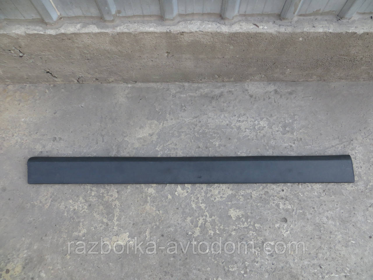 Молдинг накладка пластик передніх правих дверей VW Passat b3 (1988-1993) OE:357853516