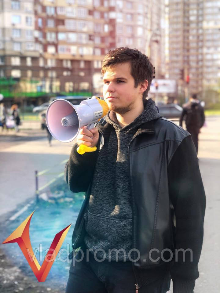 Промоутер із гучномовцем (рупорист) в Киеве