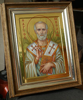 Кіот для ікони відкривається, зі склом, з внутрішньої срібною рамою.