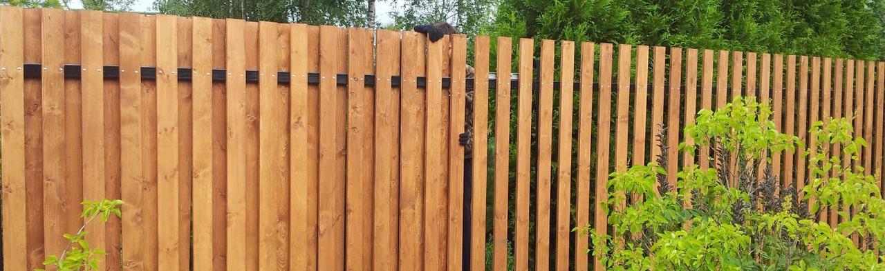 Дерев'яний паркан вертикальний двосторонній з металевими лагами LNK - фото 1 - id-p1017807725