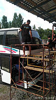 Производство и замена лобового стекла триплекс на автобусе Neoplan 122 в Никополе (Украина). 3