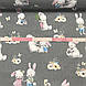 Бавовняна тканина зайчиха із зайченям і квітами на темно-сірому (0079), фото 2