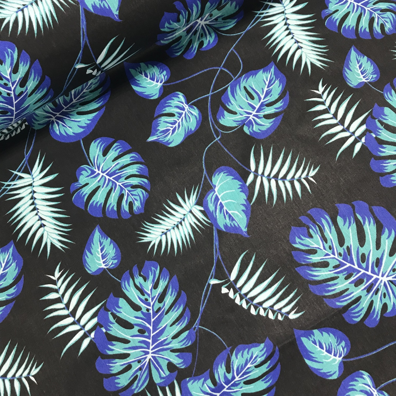 Хлопковая ткань польская листья папоротника фиолетово-бирюзово-белые на черном