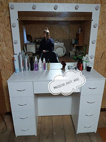 Широкий гримерный столик с подсветкой зеркала 1