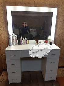Широкий гримерный столик с подсветкой зеркала 2