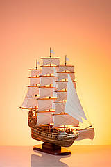 Корабель з білими вітрилами