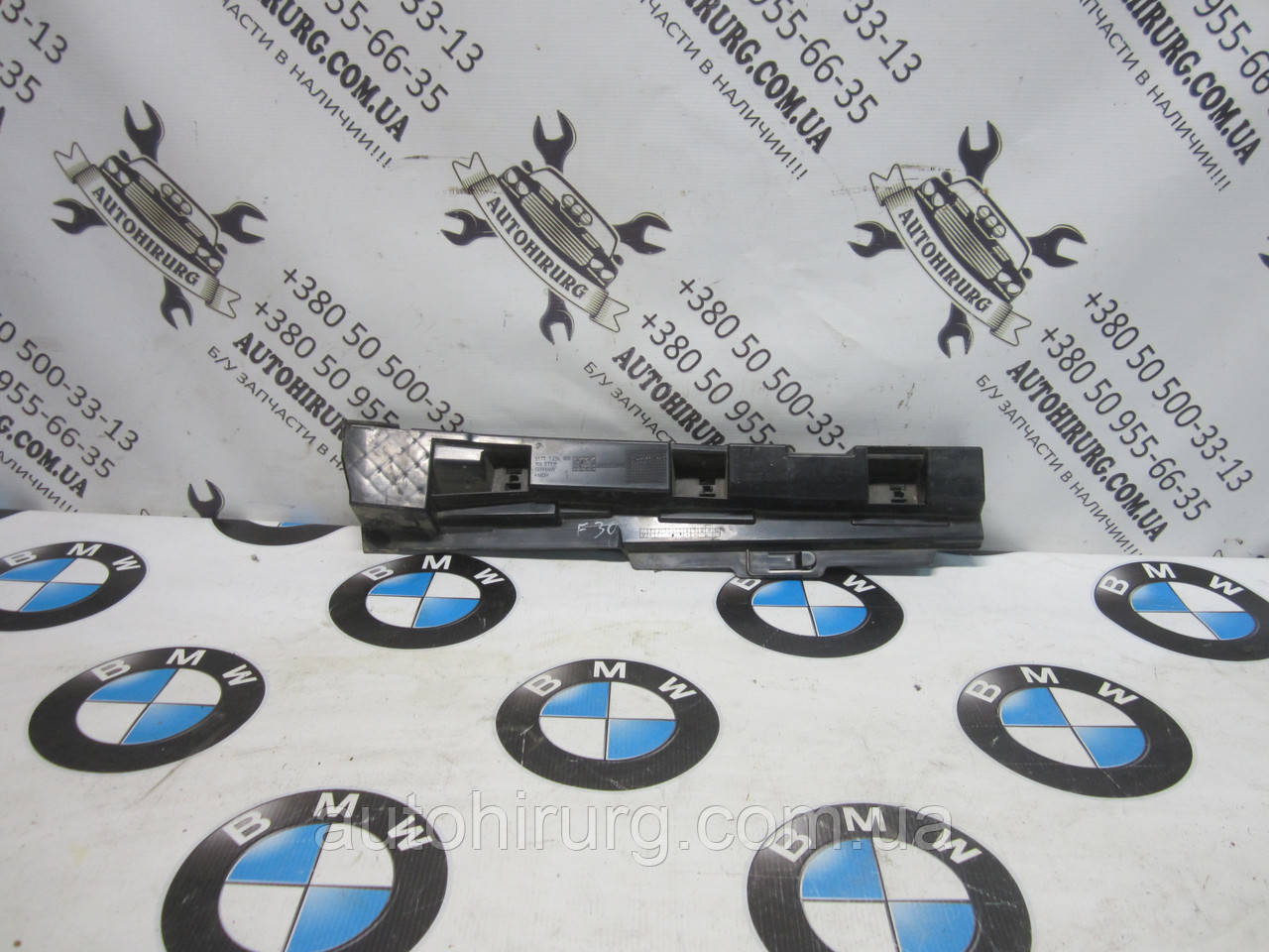 Правий кронштейн порога bmw f30 (7256920)