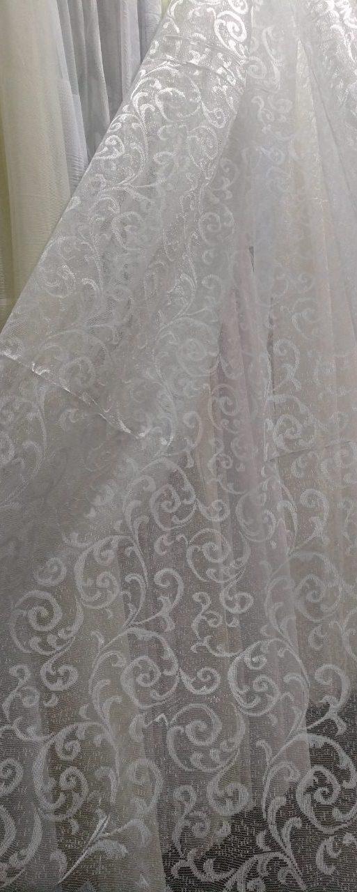 Сітка із закотом, з вензелями по всьому полотну білого кольору, у роздріб