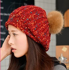 Жіноча шапка червона з великим коричневим помпоном, фото 1