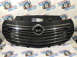 Решітка радіатора хромована Опель Віваро 3