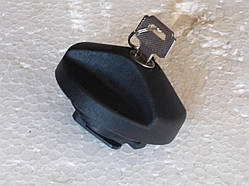 Кришка бензобака з ключем Москві 2141