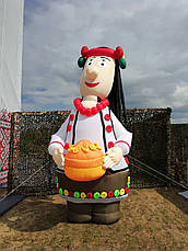 Надувна фігура українка 500 см з повітродувкою для зовнішньої реклами та фотозон, фото 2