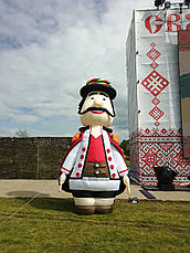 Надувна фігура українка 500 см з повітродувкою для зовнішньої реклами та фотозон, фото 3