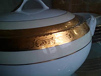 Столовый фарфоровый сервиз,на 12 персон,107 предметов (обеденный+ чайный).Золотая кромка.Производство Япония.