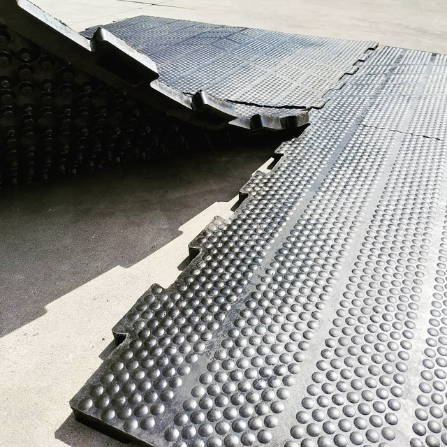 Гумові килимки з'єднуються за системою зчеплення Puzzle Килимки гумові, мати для великої рогатої худоби ВРХ