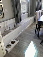 Зона біля вікна в сучасному стилі у формі лавочки з мдф фарбованого з фрезеруванням