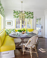 М'яка зона біля вікна в їдальні в сучасному стилі