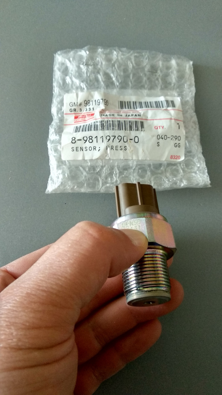 Датчик тиску палива в рейці Isuzu 4JJ1 4HK1 6HK1 6WF1 6WG1 6UZ1 8981197900 89731868418973186840