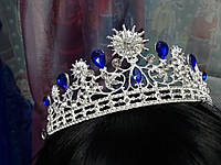 Серебряная большая корона тиара с белыми камнями и синими камнями горный хрусталь