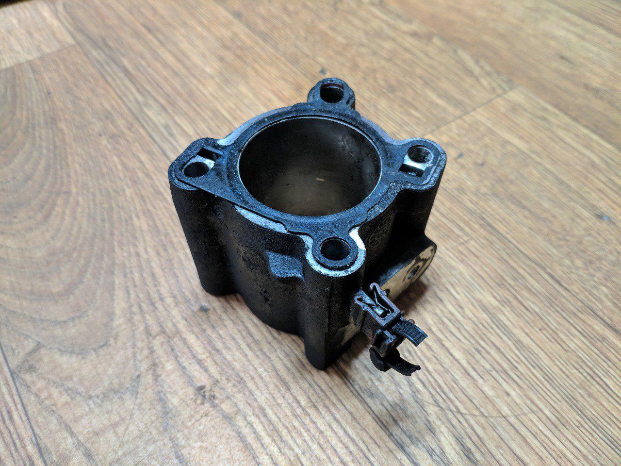 Фланець EGR-заслонка Renault Trafic, Opel Vivaro 2.0, 2011-2014, 8201001358 (Б/У)