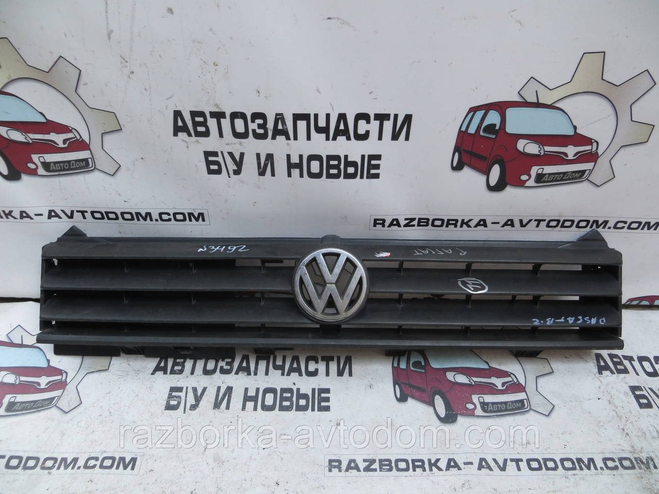 Решітка радіатора VW Passat B2 (1980-1988) OE:321853653