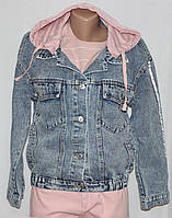 Куртка-піджак жіноча джинсова, стильна модна зі зємним рожевим трикотажним капюшоном