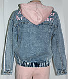 Куртка-піджак жіноча джинсова, стильна модна зі зємним рожевим трикотажним капюшоном, фото 3