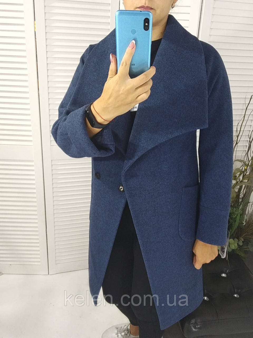 Модне жіноче пальто з відкладним коміром в синьому кольорі / розмір 44