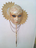 Венеціанська / карнавальна / декоративна маска.З ручкою, білого і золотого кольору.Виробництво - Італія.