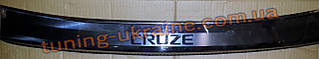 Накладка на задній бампер з загином і гравіюванням для Chevrolet Cruze хетчбек 2011-2012