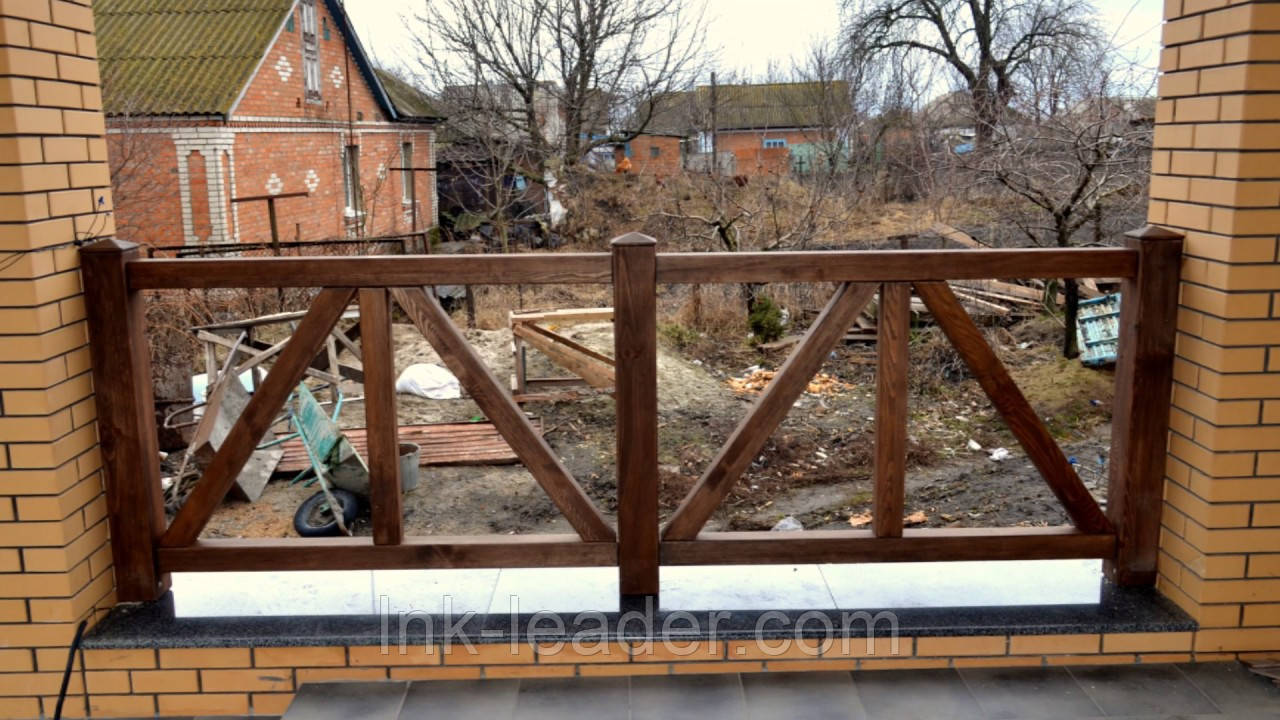 Дерев'яне огородження трикутниками LNK