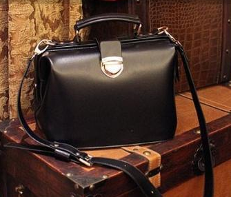 Жіноча сумка об'ємна чорна з ремінцем через плече, товар з дефектом, фото 1