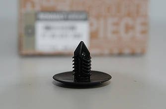 Кліпса кріплення передніх підкрилки (чорна, квадратний вхід) - Renault 7703077435