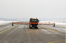 МАШИНА ДЛЯ ОБСЛУГОВУВАННЯ ЗЛІТНО-ПОСАДКОВИХ СМУГ В АЄРОПОРТАХ В ЗИМОВИЙ ПЕРІОД