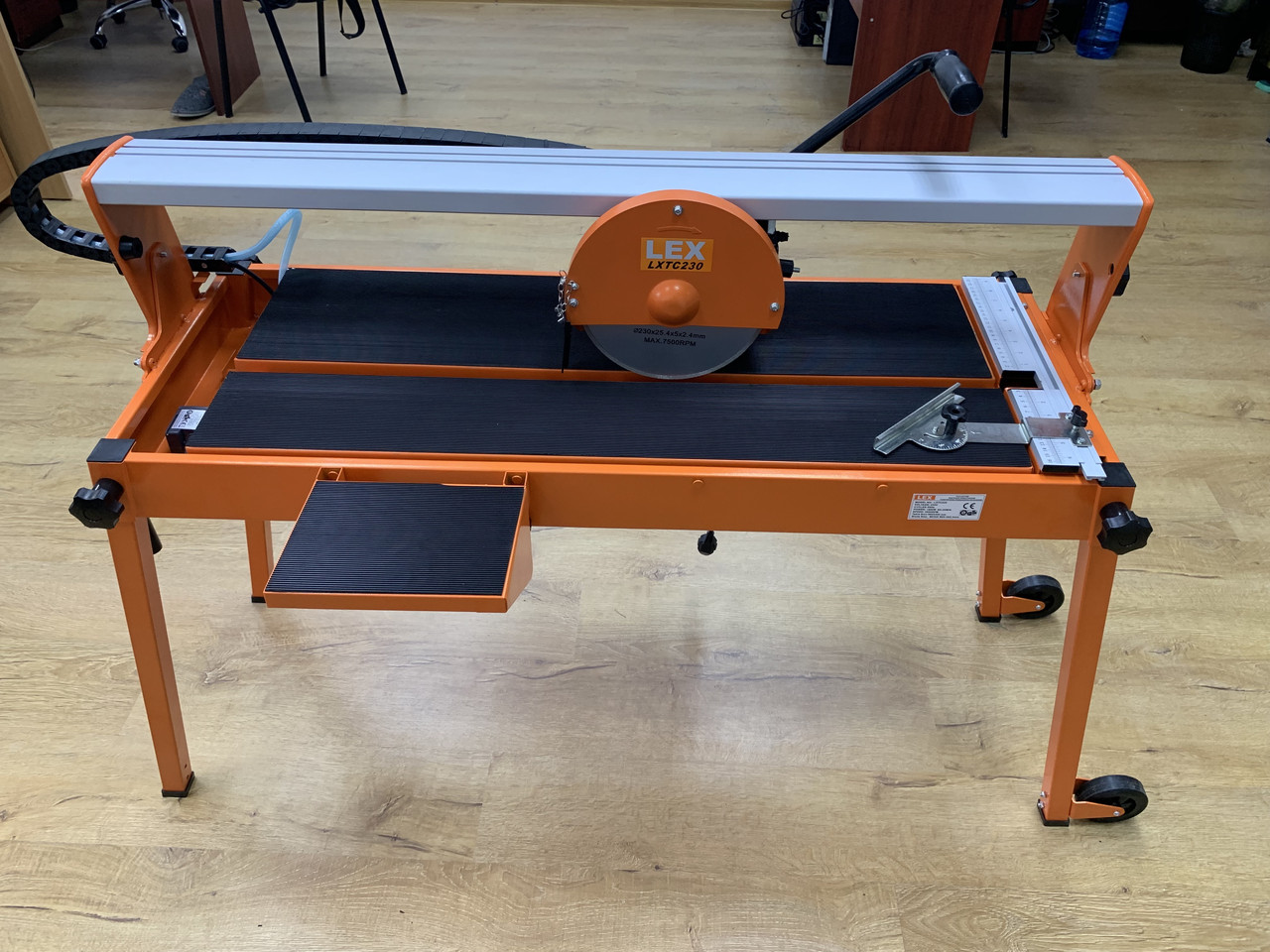 Плиткоріз LEX LXTC 230 : Глибина різу 36 мм - 230 мм диск | Водяне охолодження | Професійний, фото 1