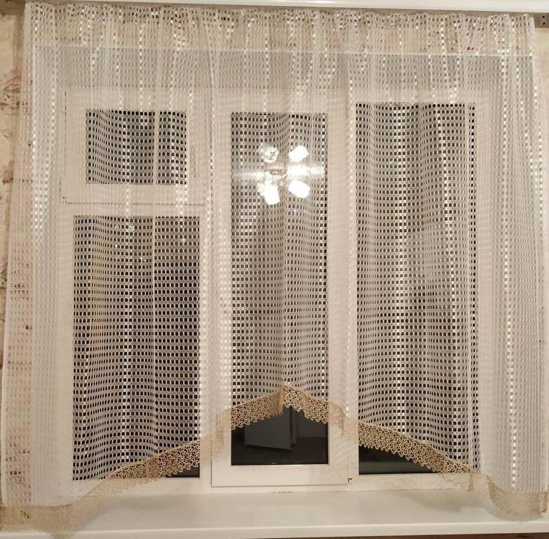 Біла арка з невеликим золотим ажурним макраме (грашельє)