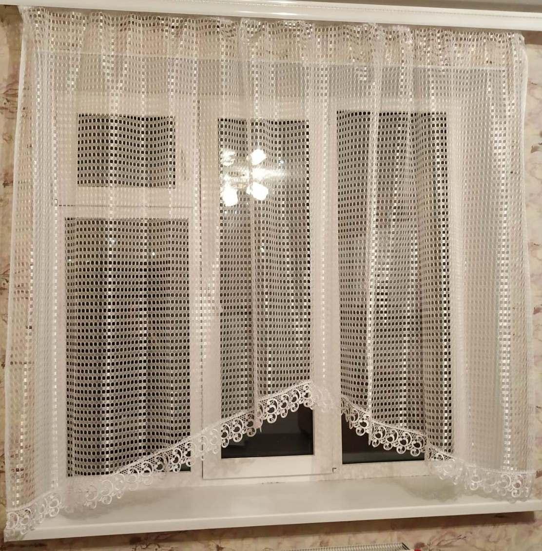 Однотонна біла арка з невеликим макраме (рішельє)