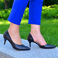 Женские кожаные туфли на невысокой шпильке, цвет черный