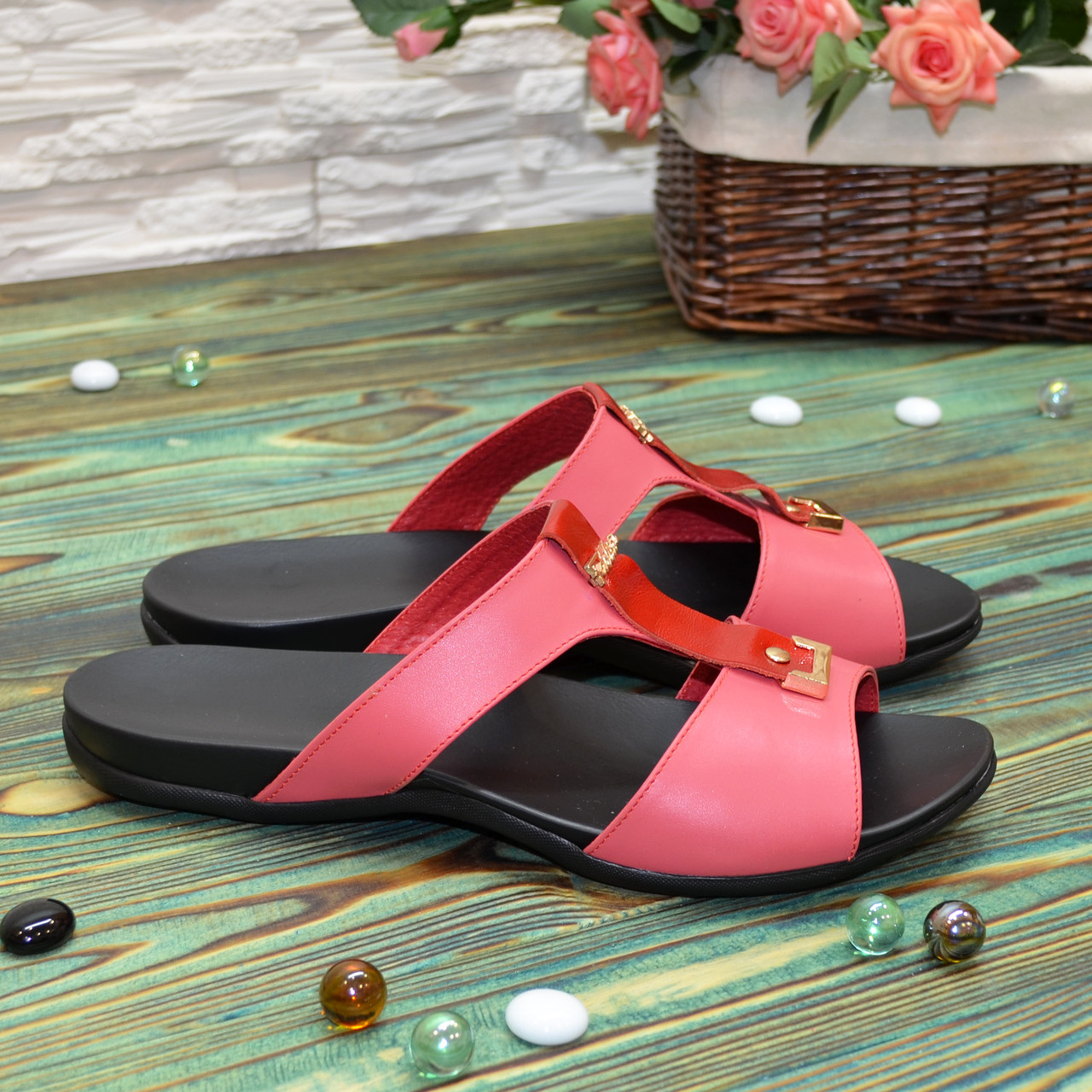 Жіночі шкіряні шльопанці на низькому ходу, декоровані фурнітурою. Колір корала. 37 розмір, фото 1