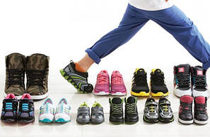 Дитяче взуття (кросівки, черевики, босоніжки, чешки)