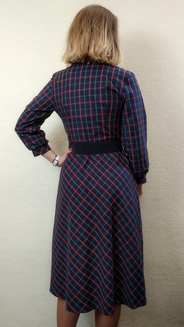 Платье миди с юбкой клеш в клетку П199