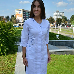 Жіночий медичний халат "Колібрі" з вишивкою